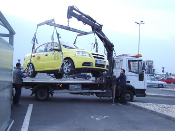 A expirat contractul cu firma care ridică maşinile parcate neregulamentar! Primăria aşteaptă doritorii să preia serviciul!